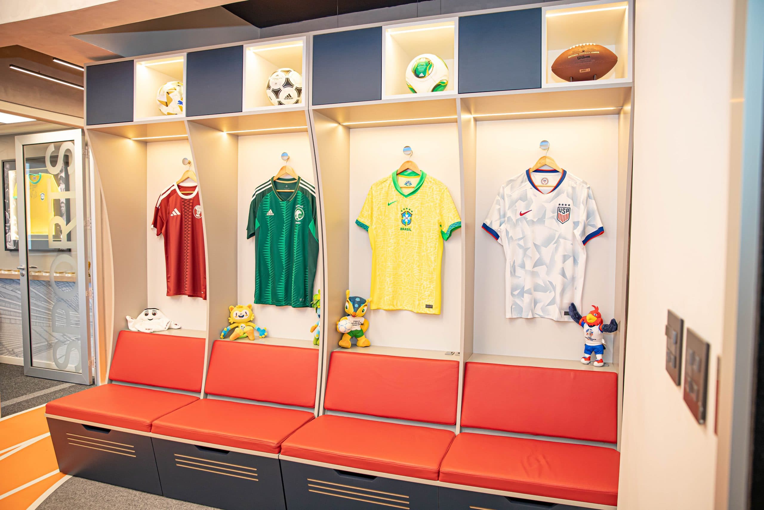 Projeto Arena — vestiário de estádio equipado com camisas de seleções